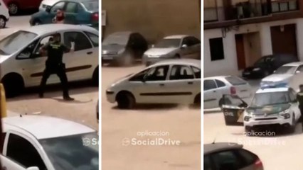 El guardia civil le rompe la ventanilla y se él se da a la fuga