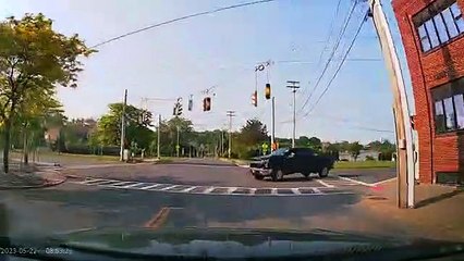 Le conducteur tourne à gauche au rouge et se retrouve en collision