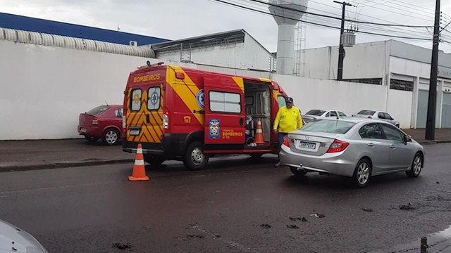 Homem fica ferido ao sofrer queda de moto no Bairro Pacaembu