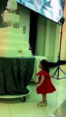 Menina come bolo de casamento e causa polémica na internet