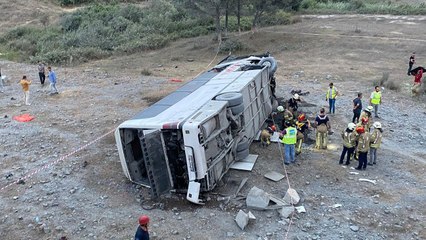 Video herunterladen: Eyüpsultan'da otobüs devrildi çok sayıda yaralı var 