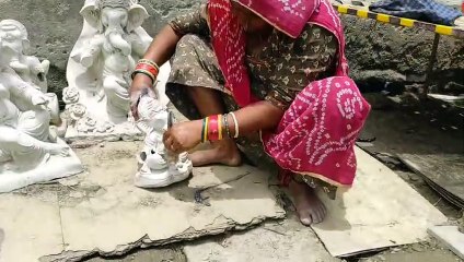 अभावों में भी आस्था को दे रहे आकार. . .