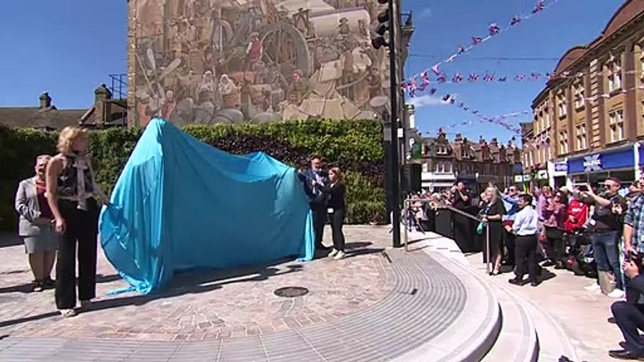 Mick Jagger and Keith Richards statues unveiled in Dartford