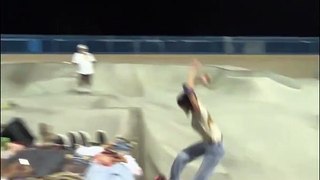 Adolescente quebra recorde após pular sobre 12 pessoas com patins