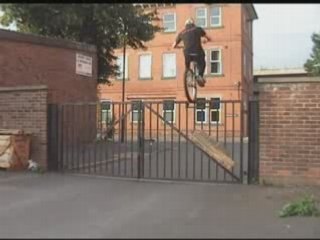 Trial: Impresionantes trucos en bicicleta