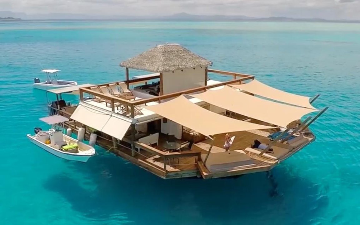 VIDEO: Floating pizzeria