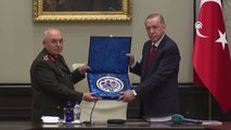 Son kez MGK toplantısına katılan Kara Kuvvetleri Komutanı Orgeneral Musa Avsever, duygulanıp Cumhurbaşkanı Erdoğan'a sarıldı