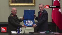 Cumhurbaşkanı Erdoğan Avsever Paşa’yı sarılarak teselli etti