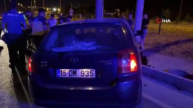 À Burdur, le conducteur ivre a d'abord heurté la voiture, puis le poteau électrique.