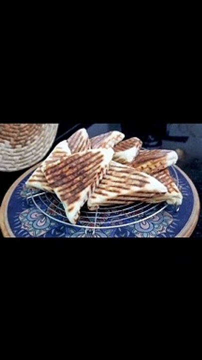 مثلثات الطاجين بعجينة خفيفة و حشو اكثر من سهل  .