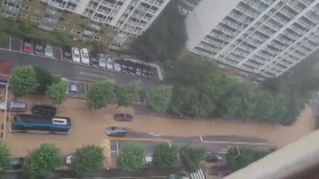 태풍 '카눈' 한반도 '관통'...거센 비·바람 동반, 현재 위치는? / YTN