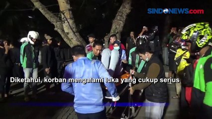 Sedan Mewah Tabrak Beton Pembatas Jalur Sepeda di Jalan Sudirman Jakarta