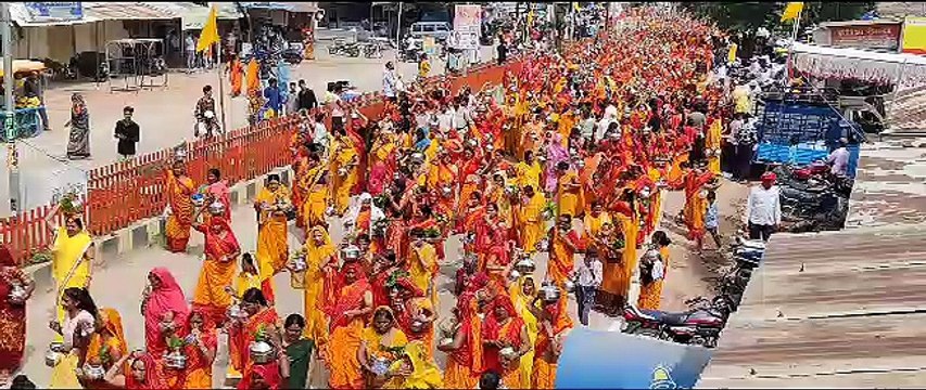 हर -हर महादेव की गूंज के बीच हजारों महिलाएं शामिल हुई कलश यात्रा में