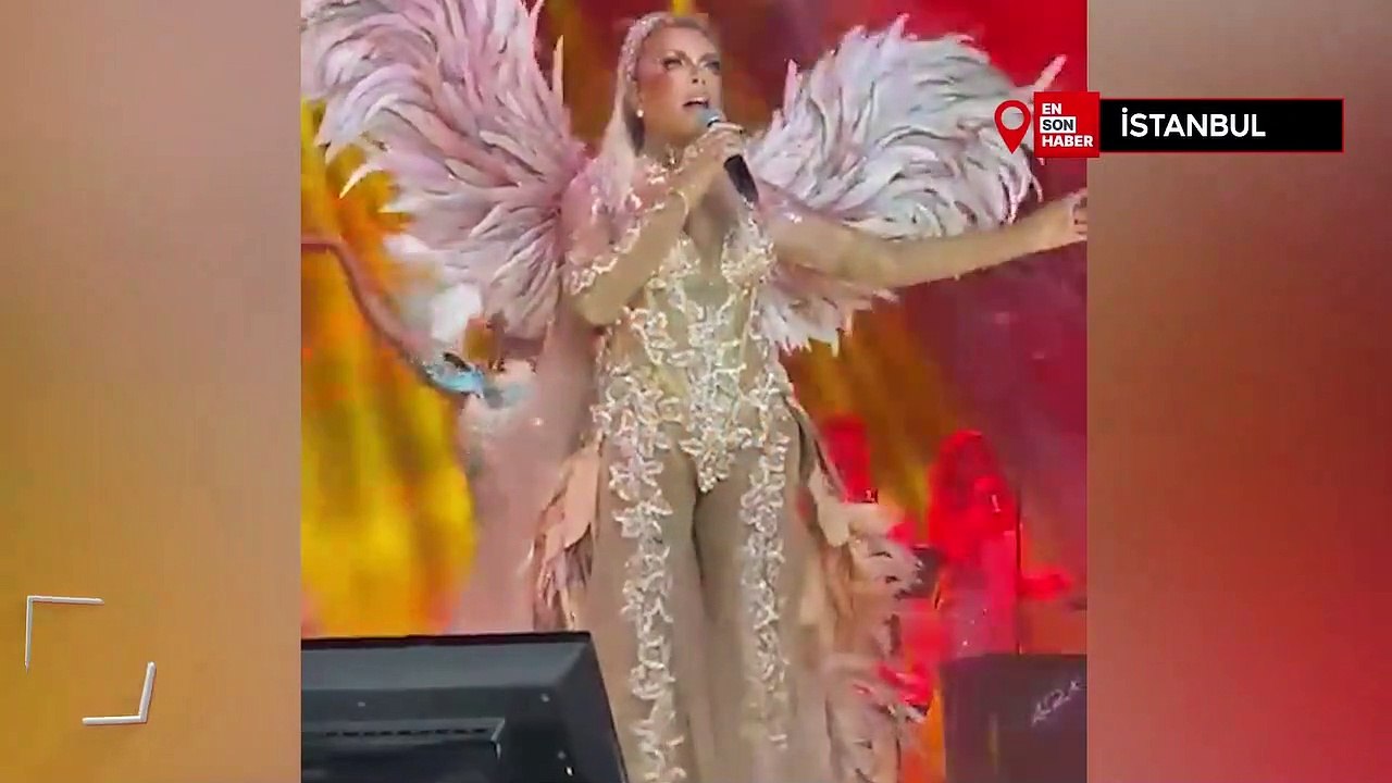 Süperstar Ajda Pekkan sahneye kanatlı kostümüyle çıktı