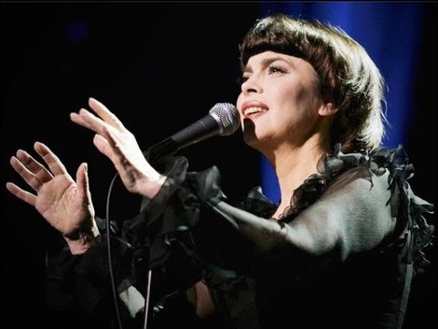 Mireille Mathieu, la mystérieuse demoiselle d’Avignon (France 3) : Une chanteuse moquée en France,