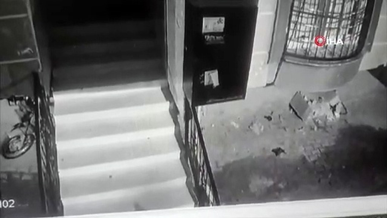 Il est venu se cacher sous le balcon, a volé la moto comme ça et s'est éloigné comme ça