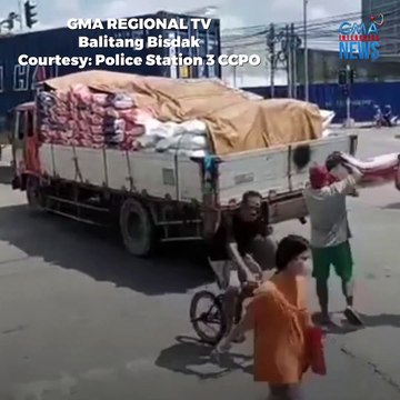 Lalaking nagnanakaw ng bigas sa truck, nahulog! | GMA News Feed