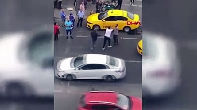 Kadıköy’de taksici taksimetre konusunda uyaran kişi ile kavga etti