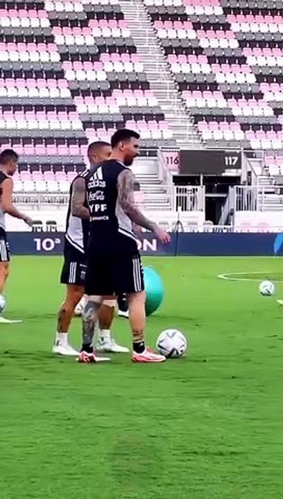 MESSI VS BALLON 