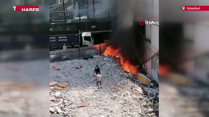 Yangını böyle söndürdüler: Biri taş attı, diğeri yukarıdan köpük sıktı