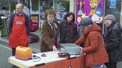 Réparer et emprunter pour ne pas jeter : à Londres, la lutte contre les e-déchets