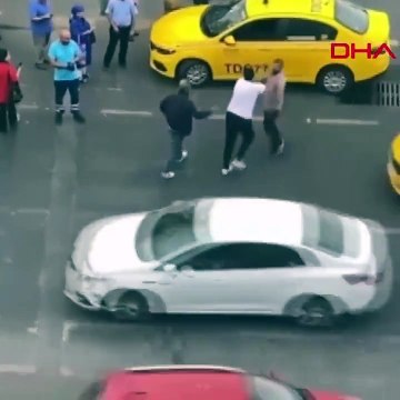 Taksici, taksimetre uyarısı yapan yolcuya saldırdı