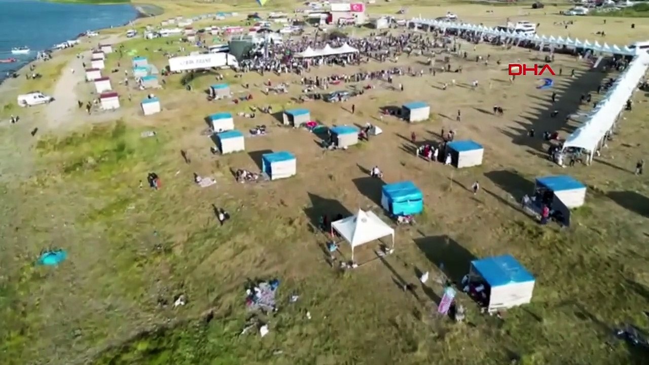 Parapentes dans le ciel au Festival d'Ağrı