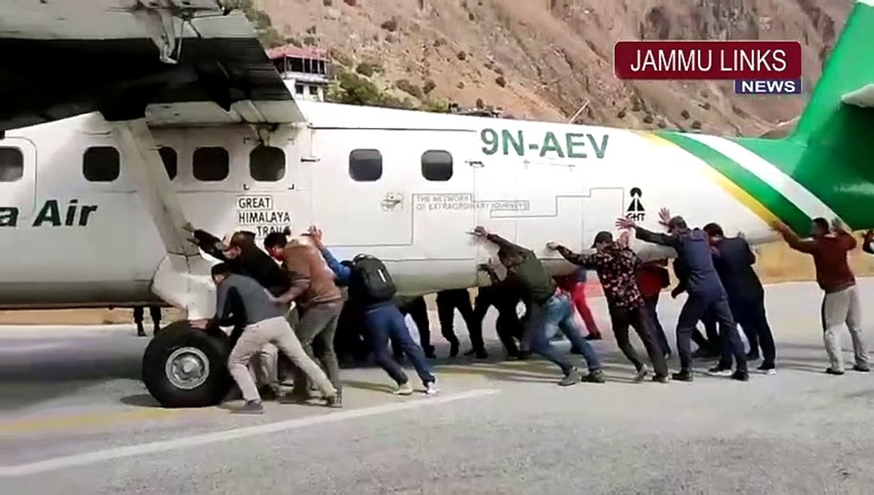 Aereo fora una gomma e i passeggeri scendono dal velivolo per spostare il mezzo