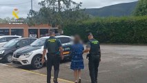 Agentes de la Guardia Civil deteniendo a la cuidadora que estafó 40.000 euros al anciano.