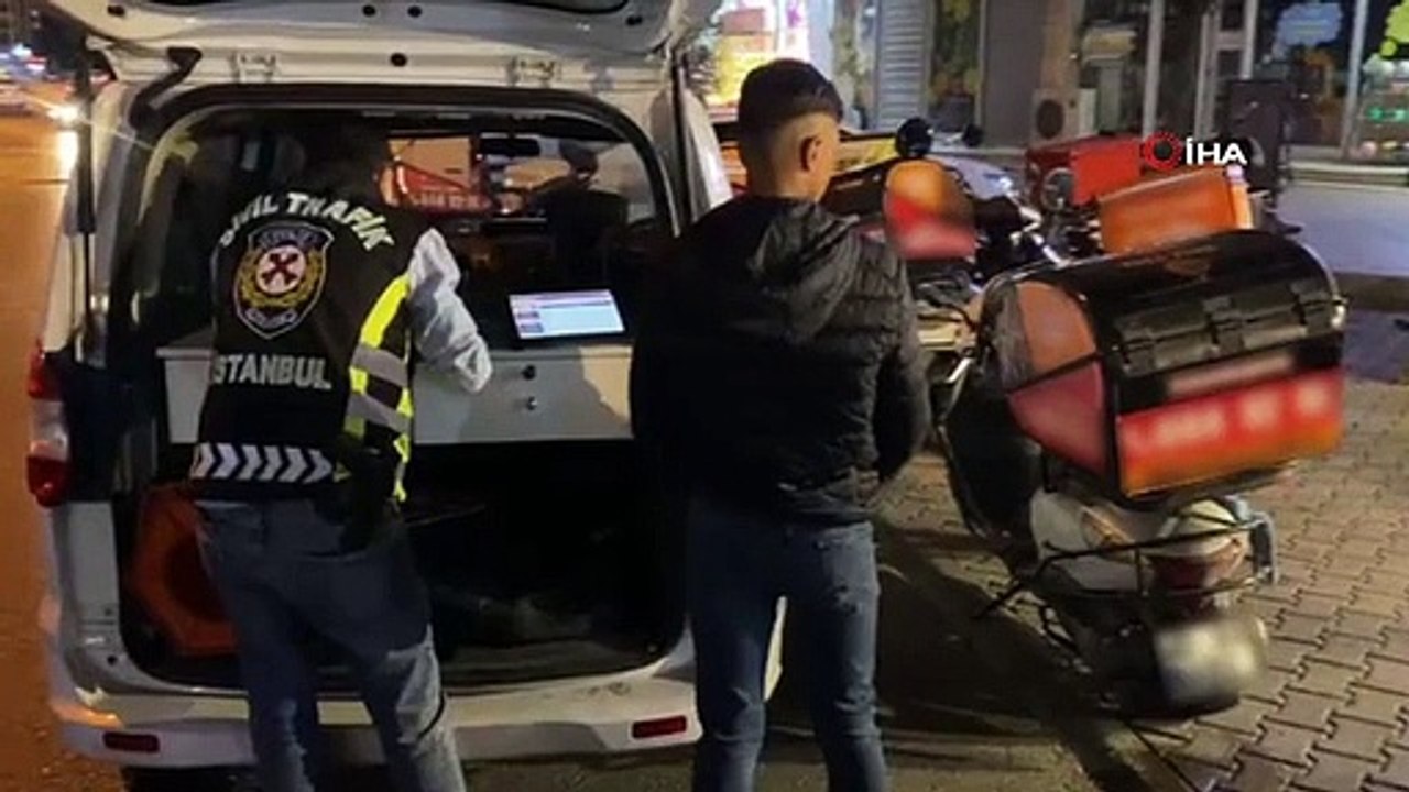 Un motocycliste conduisant avec un pneu crevé s'est avéré être sans permis