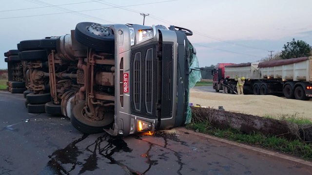 Carreta carregada com soja tomba na BR-467 e deixa motorista ferido