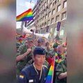 Savaşta da top diye bunları fırlatırlar... İsveç Ordusu LGBT için yürüyüş gerçekleştirdi