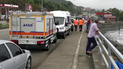 Recherche d'une personne en danger de noyade en mer à Trabzon