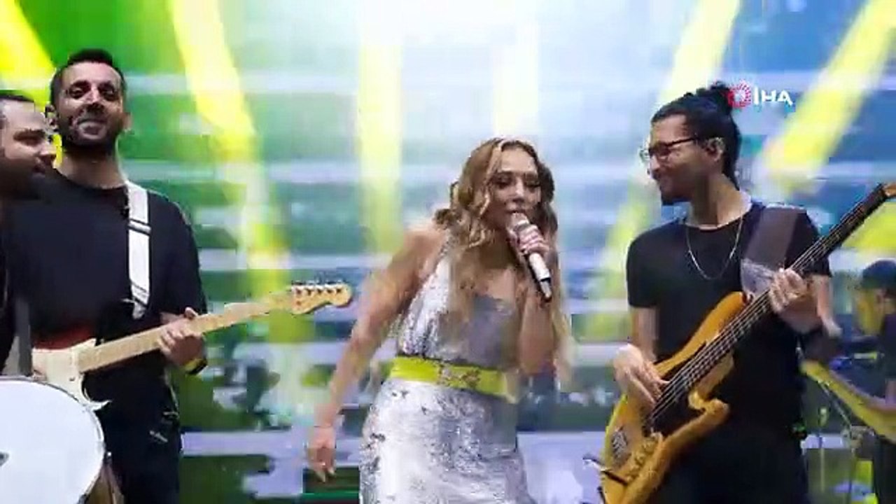 Les Nevşehirliens se sont réjouis avec Ziynet Sali au Festival de montgolfières et de la route culturelle de Cappadoce