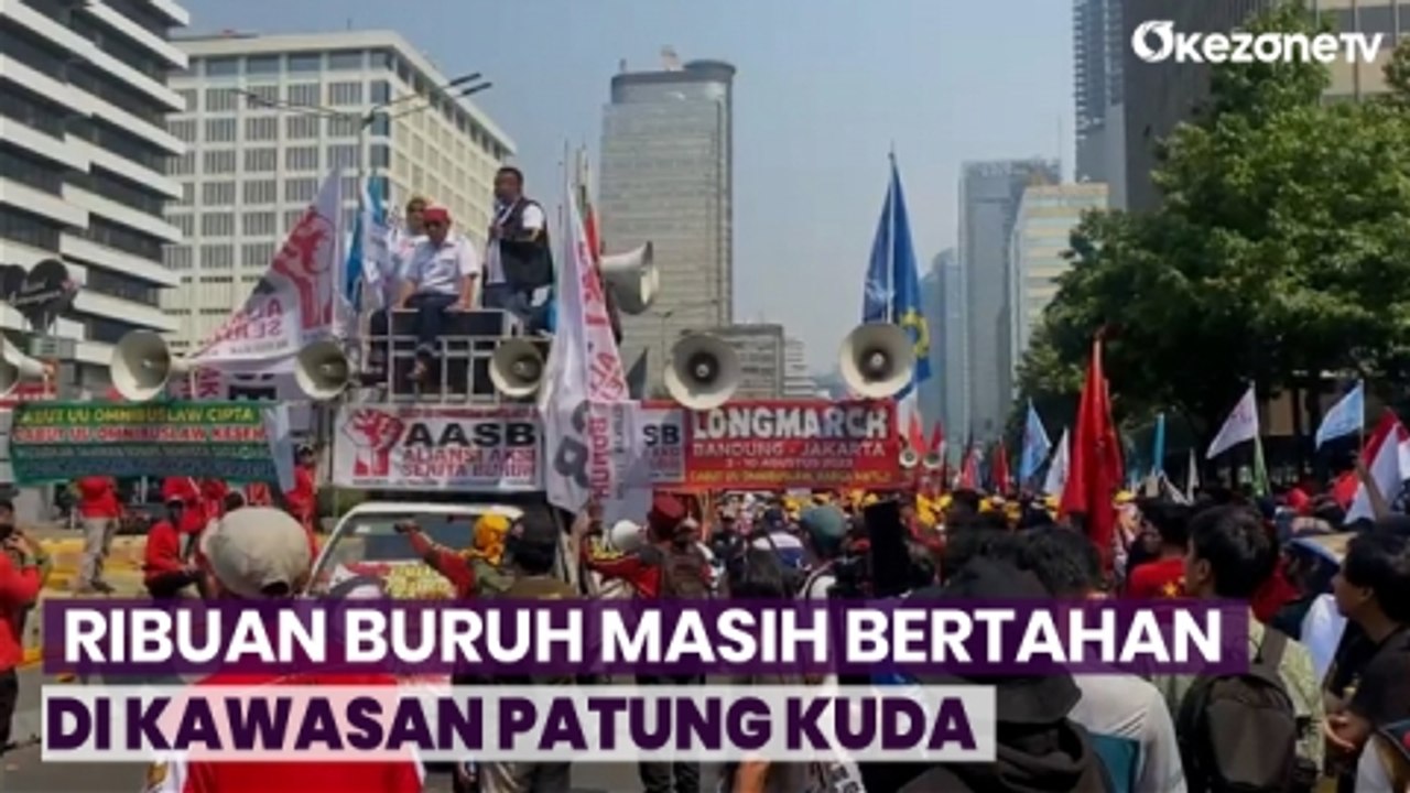Bakar Ban dan Sampah, Ribuan Buruh Masih Bertahan di Kawasan Patung Kuda
