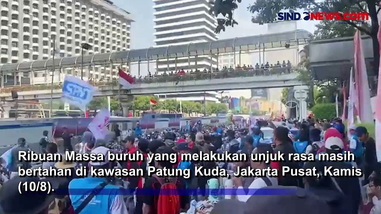 Bertahan di Kawasan Patung Kuda, Massa Buruh Sempat Bakar Sampah dan Ban