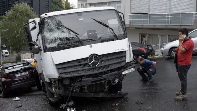 Yol kayganlaştı, kamyon 7 araca çarptı