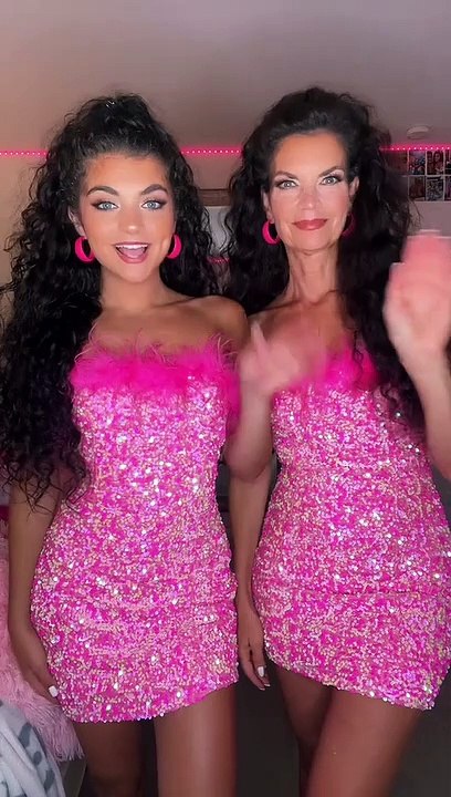 Podiam ser gémeas mas têm 33 anos de diferença. Mãe e filha fazem sucesso