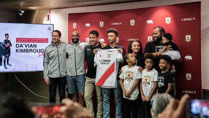 Kimbrough, De 13 Años, Se Convierte En El Futbolista Profesional Más Joven De EE.UU.