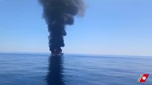 Imbarcazione in fiamme affonda a Livorno, occupanti salvi su zattera