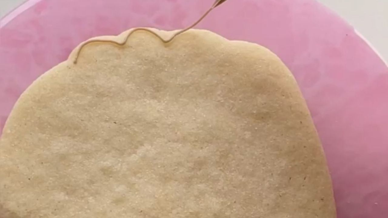 Recipe expert does pitch(er) perfect job of decorating baseball cookie
