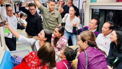 Momen Jokowi Naik LRT Ditemani Rombongan Artis #Shorts