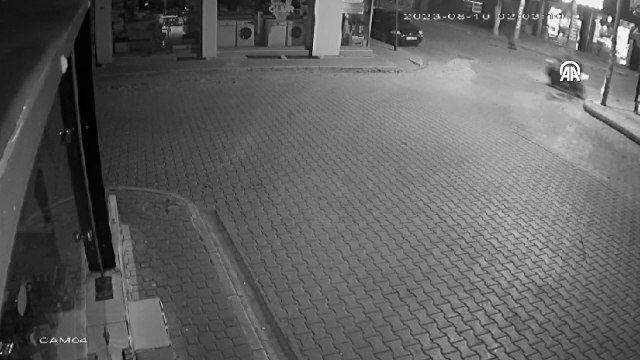 Mersin'de aydınlatma direğine çarpan motosiklet sürücüsünün öldüğü kaza anı güvelik kamerasınca görüntülendi