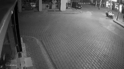 Mersin'de aydınlatma direğine çarpan motosiklet sürücüsünün öldüğü kaza anı güvelik kamerasınca görüntülendi