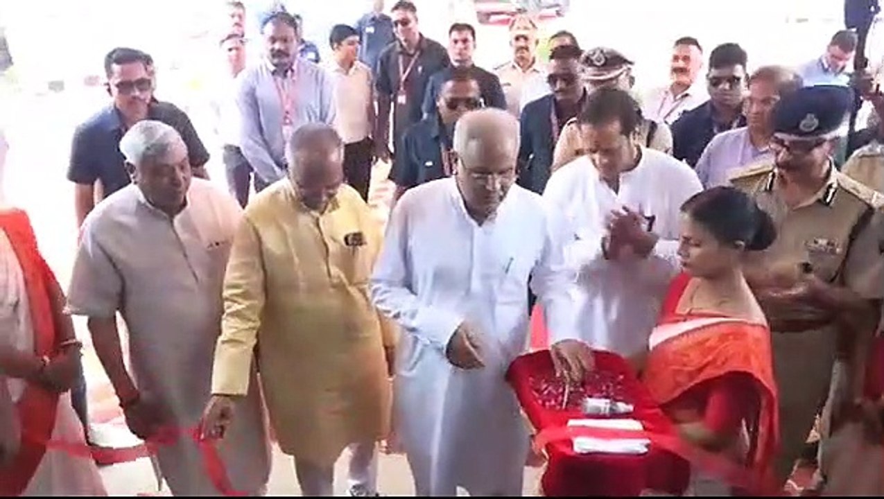 छत्तीसगढ़ के मुख्यमंत्री भूपेश बघेल ने माना में आधुनिक कंपोजिट इंडोर फायरिंग रेंज 'लक्ष्य' का किया शुभारंभ