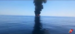 Barca divorata dal fuoco al largo della Gorgona