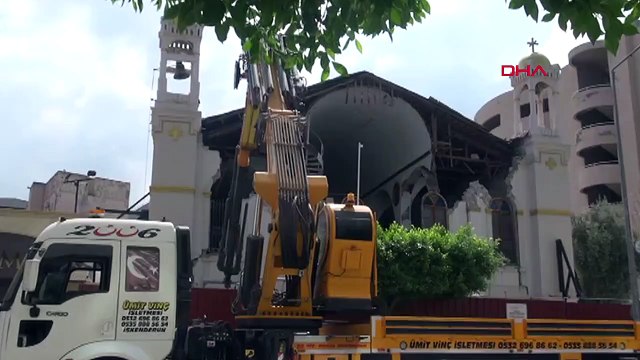 Les clochers de l'église Saint-Nicolas d'Iskenderun ont été enlevés car ils présentent un risque.