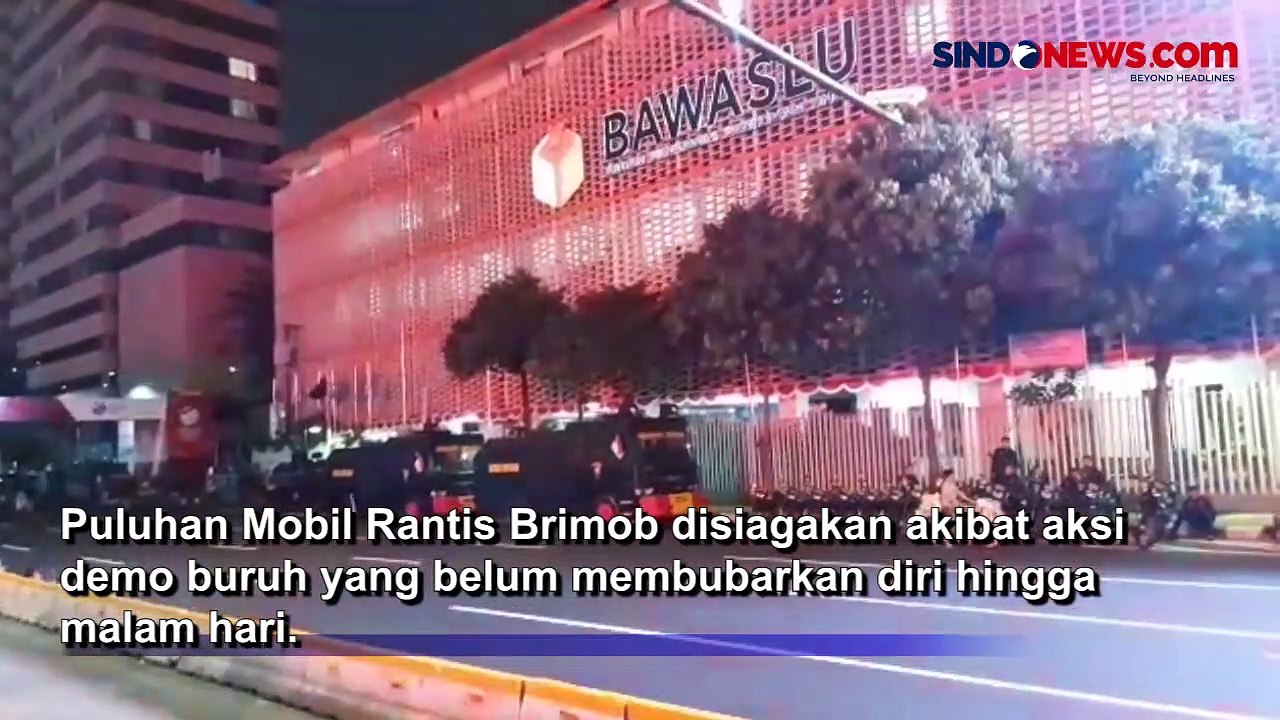 Buruh Bertahan di Patung Kuda, Puluhan Mobil Rantis Brimob Disiagakan
