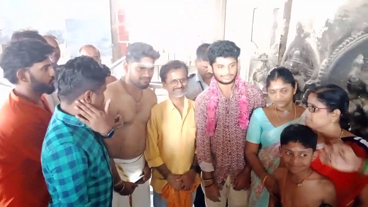 திருச்செந்தூர் முருகன் கோவிலில் இயக்குநர் ஏ.ஆர்.முருகதாஸ் சுவாமி தரிசனம்