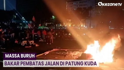 Massa Buruh Bakar Pembatas Jalan di Kawasan Patung Kuda